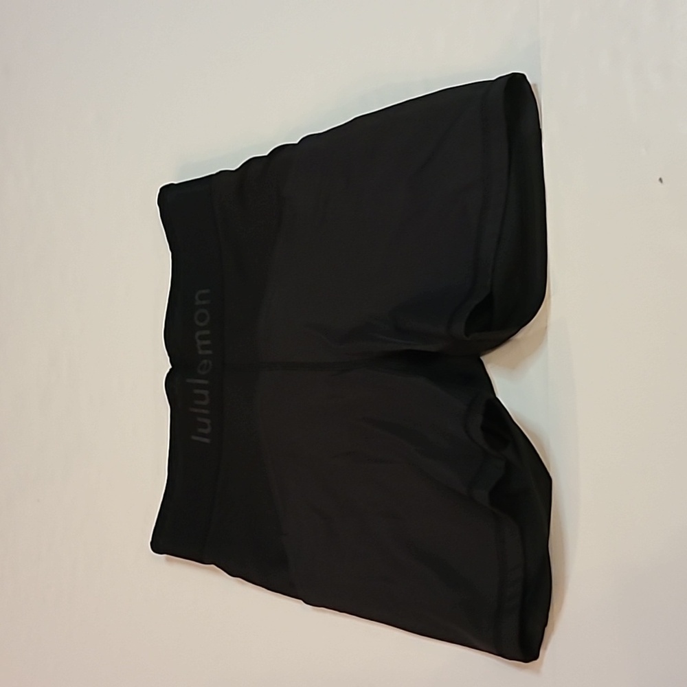 #1459 Lululemon biker Shorts approximate size 4 b1242